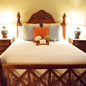 1 Queen Bed Gallery Room Non-Smoking